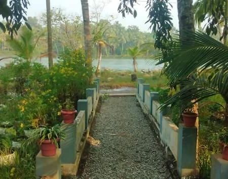 Dwaraka Munroe Apartment Kollam Exterior photo